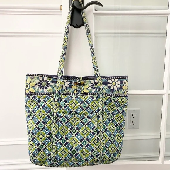 Vera Bradley Large Tote with lots of interior pockets - Picture 2 of 11